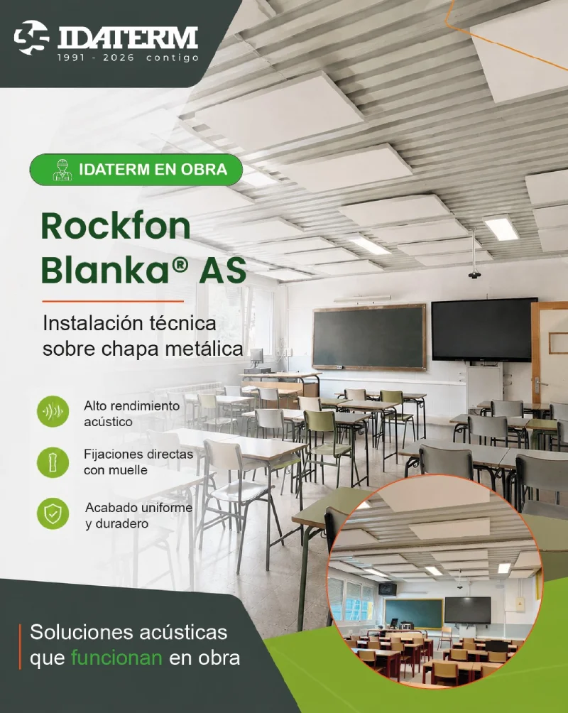 Instalación terminada de techo fonoabsorbente Rockfon Blanka en aula escolar.