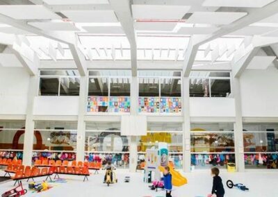 Acondicionamiento acústico modular en centros educativos mediante islas suspendidas Ecophon Solo