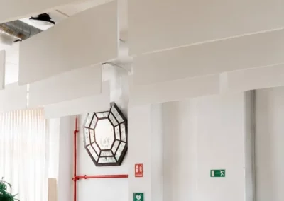 Corrección de reverberación en oficinas mediante bafles acústicos suspendidos Rockfon Contour