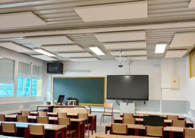 Acondicionamiento acústico de alta absorción en aulas con fijación directa sobre chapa
