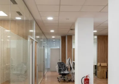 Implementación de techo registrable Knauf Ceiling en oficinas corporativas