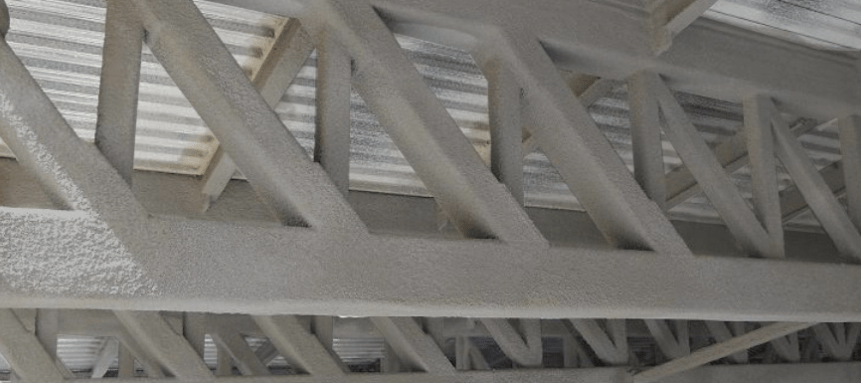 Protección de estructuras metálicas contra incendios Imagen de una estructura de hierro con un revestimiento ignífugo aplicado.