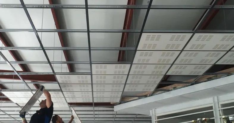 Operarios instalando techos, particiones y trasdosados independientes Idaterm de forma rápida, eficiente y profesional.