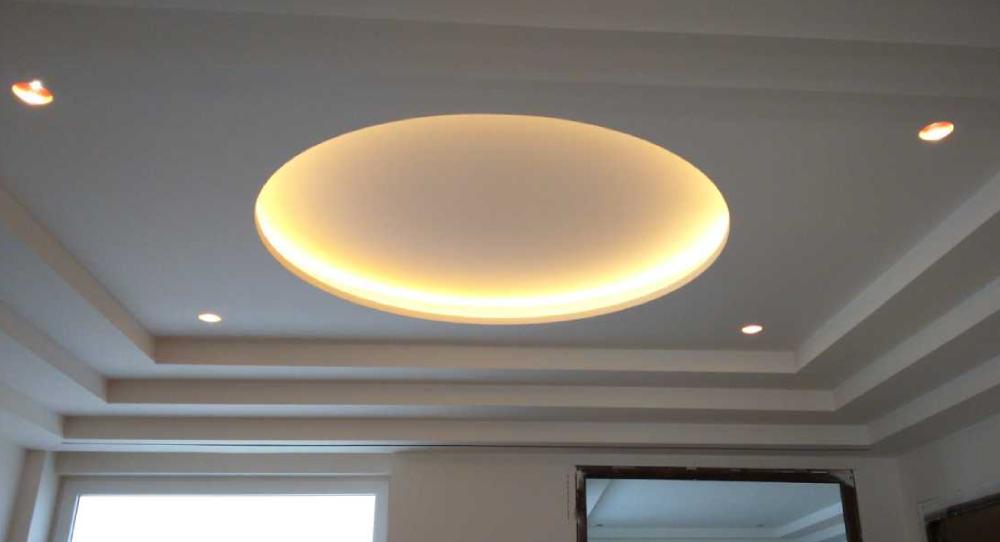 Falso techo decorativo blanco con diseño circular con iluminación