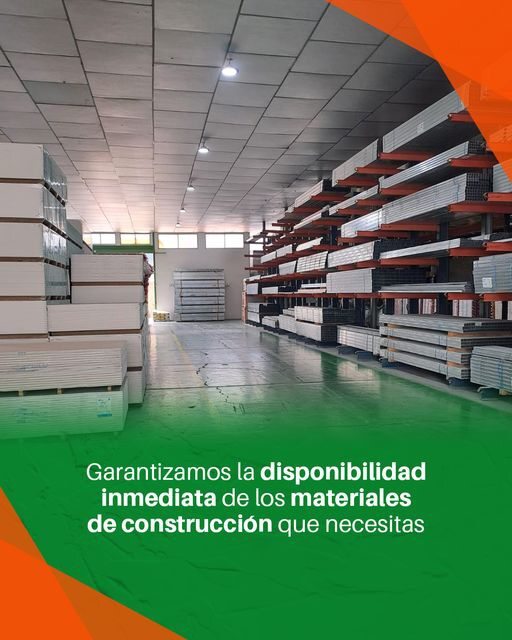Interior de un almacén de Idaterm con materiales de construcción y reforma
