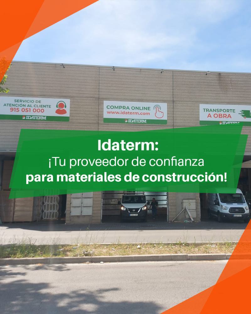 Almacén de Idaterm con carteles de servicio al cliente y transporte a obra.