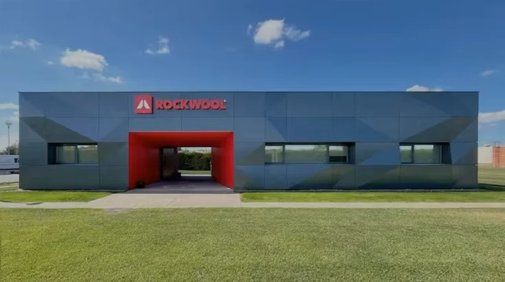 Fotografía real de la rehabilitación de las oficinas de Rockwool en Caparroso, Navarra, donde se instalaron 1.700 m² de lana de roca en fachada ventilada, logrando un ahorro energético del 70%.